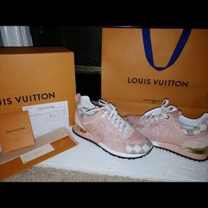 40 - Louis Vuitton sneakers 👟. ( they run 1/2 size up )
